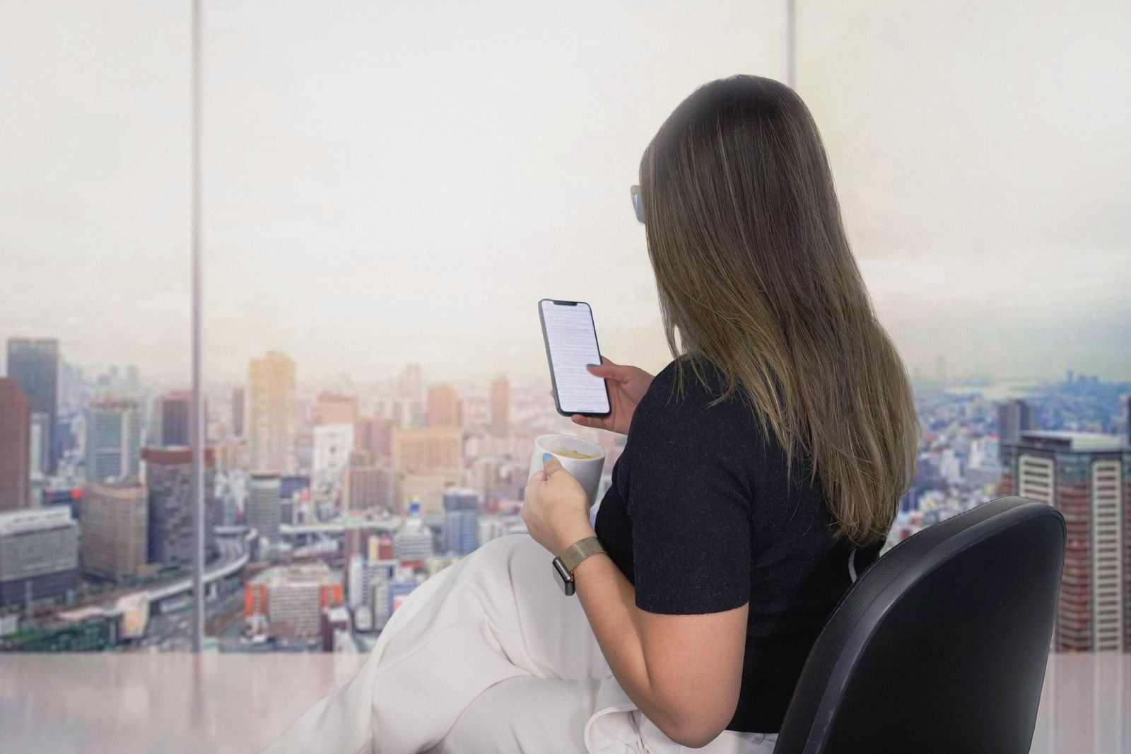 Advogada analisando caso com vista para a cidade