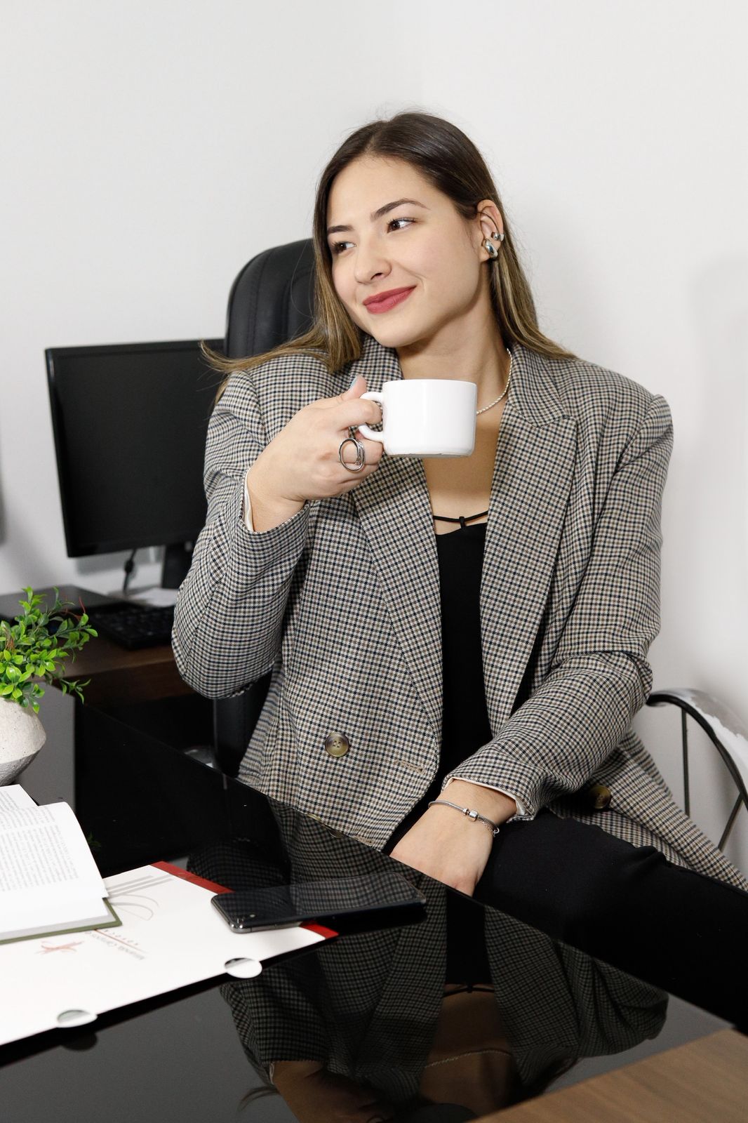 Dra. Bárbara Freire no escritório com café